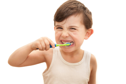 dziecko szczotkujące zęby pastą bez fluoru